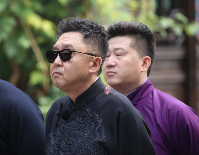 于谦录制综艺被围观安保试图赶走路人于谦的做法值得深思