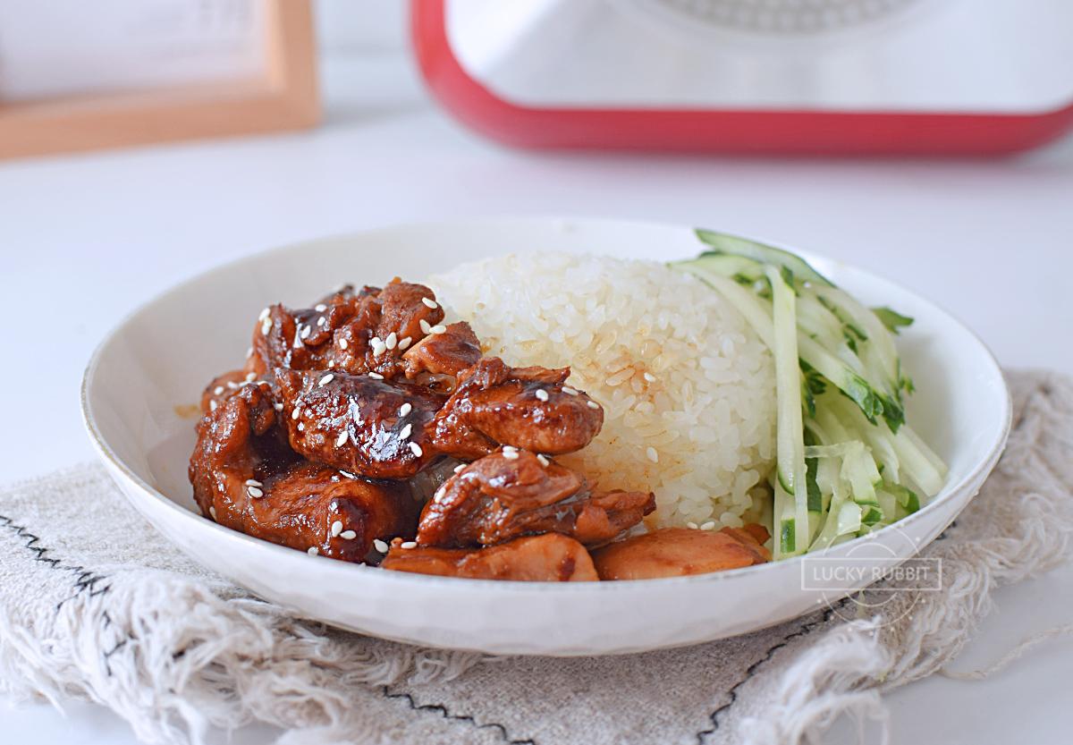 一道黑椒鸡排盖浇饭就做好啦,荤素搭配营养丰富,做起来也简单,不需要