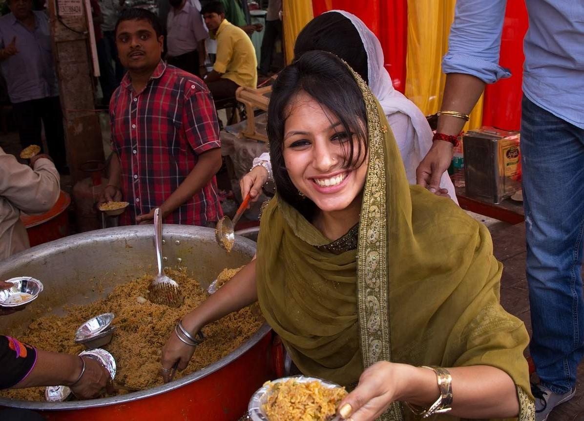 正在吃饭的印度人