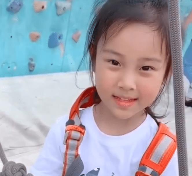 李小璐跟女儿户外游玩甜馨近照小长腿成亮点确定她只是8岁