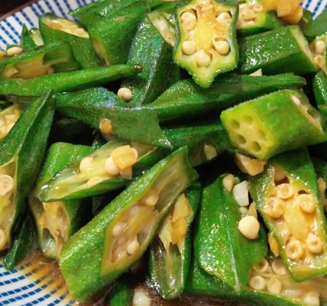 营养又美味的蚝油秋葵是夏季里不可缺少的一道爽口家常菜哟