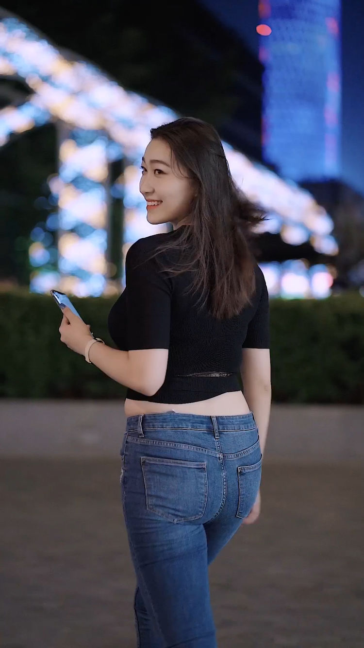 微胖女生也要穿出清凉感,简约黑色t恤搭配牛仔裤,耐看又精神