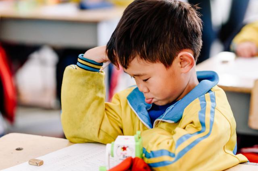 10岁回到父母身边,12岁被打死,不在父母身边长大的孩子多不幸