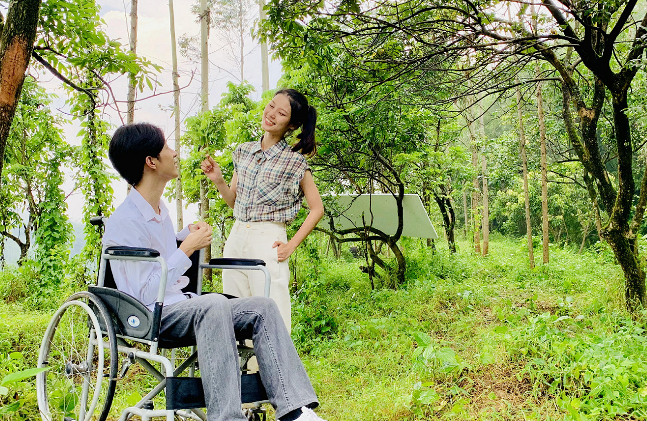 电影《猛虎蔷薇》:绽放当下青春电影市场最真实的"沙漠之花"|猛虎蔷薇