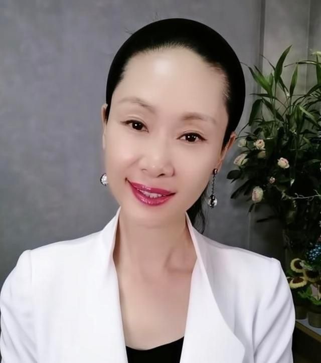 于文华还在商演,55岁的她依旧优雅,患病依旧坚持