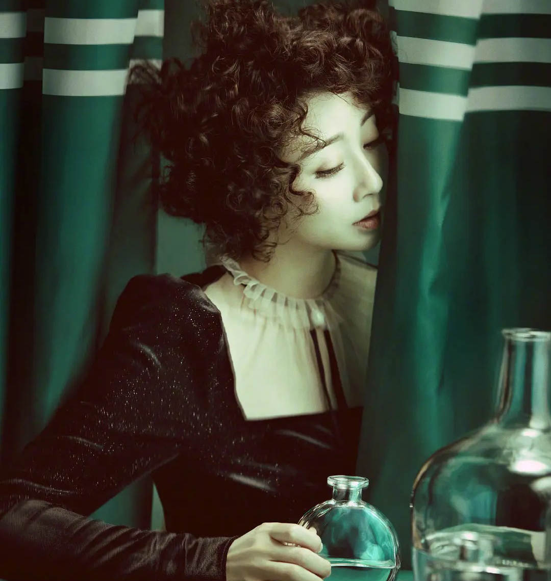 女星爆炸头郑爽复古angelababy美艳迪丽热巴却楚楚可怜