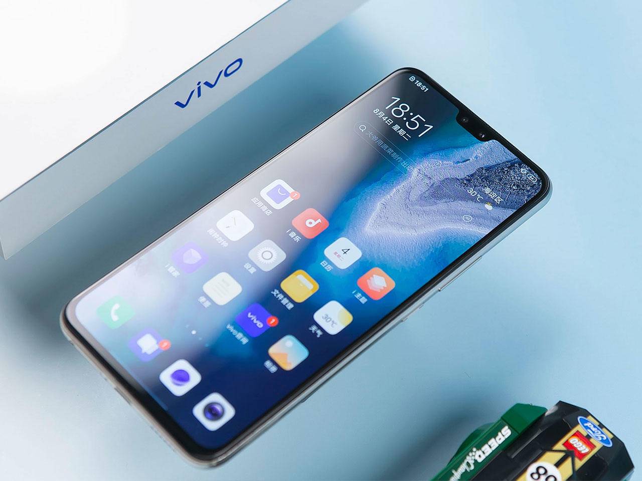 而且,vivo s7还有屏幕上的优势,正面搭载了一块6.