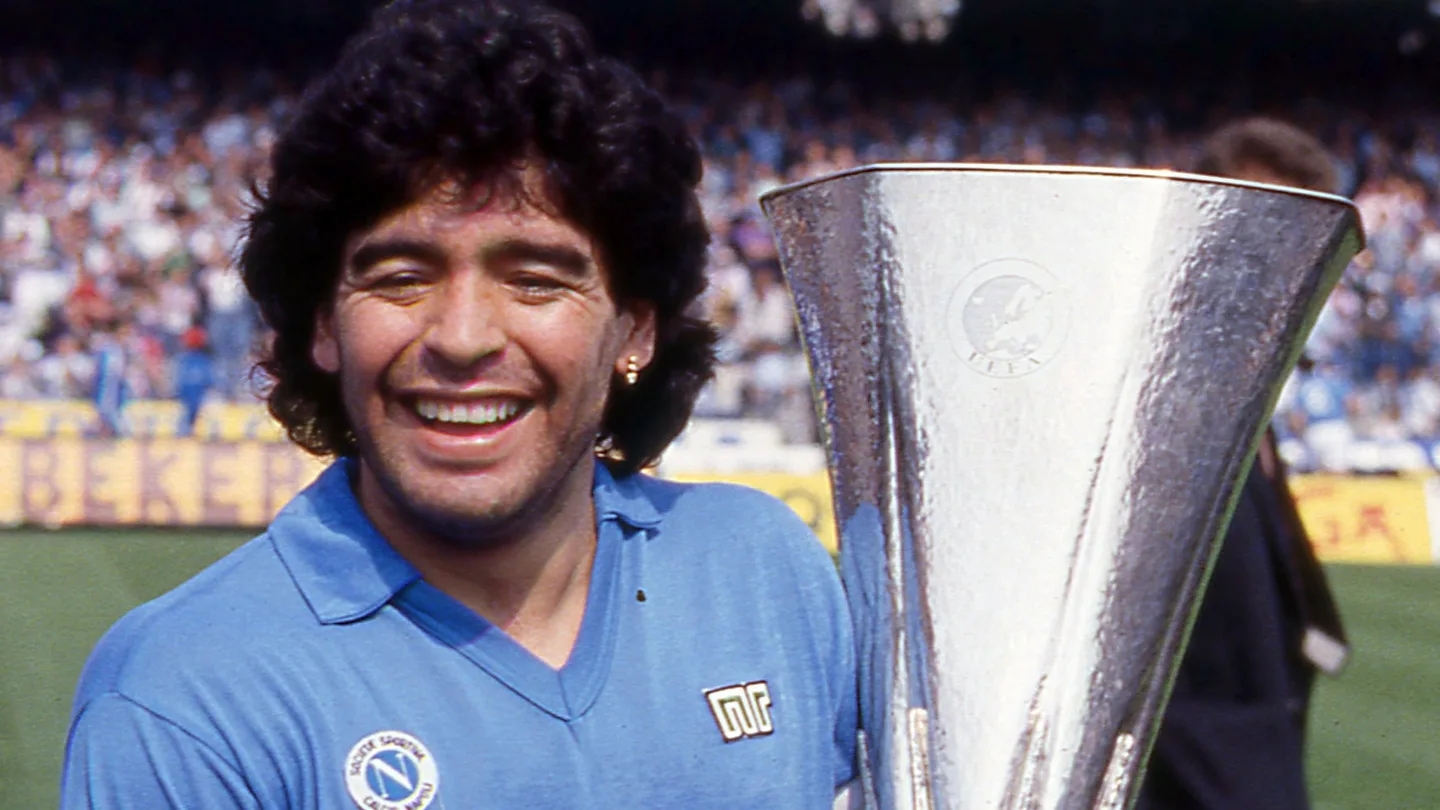 意甲那不勒斯足球队天使般的蓝色球衣因球王马拉多纳而闻名于世