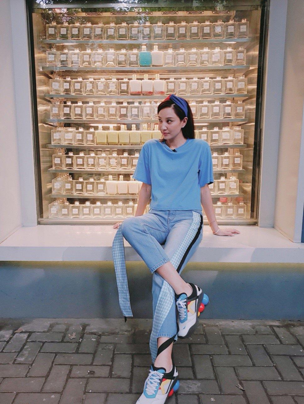 郑希怡私服很有超模风帅气牛仔连体裤配渔夫帽叠戴眼镜防护足