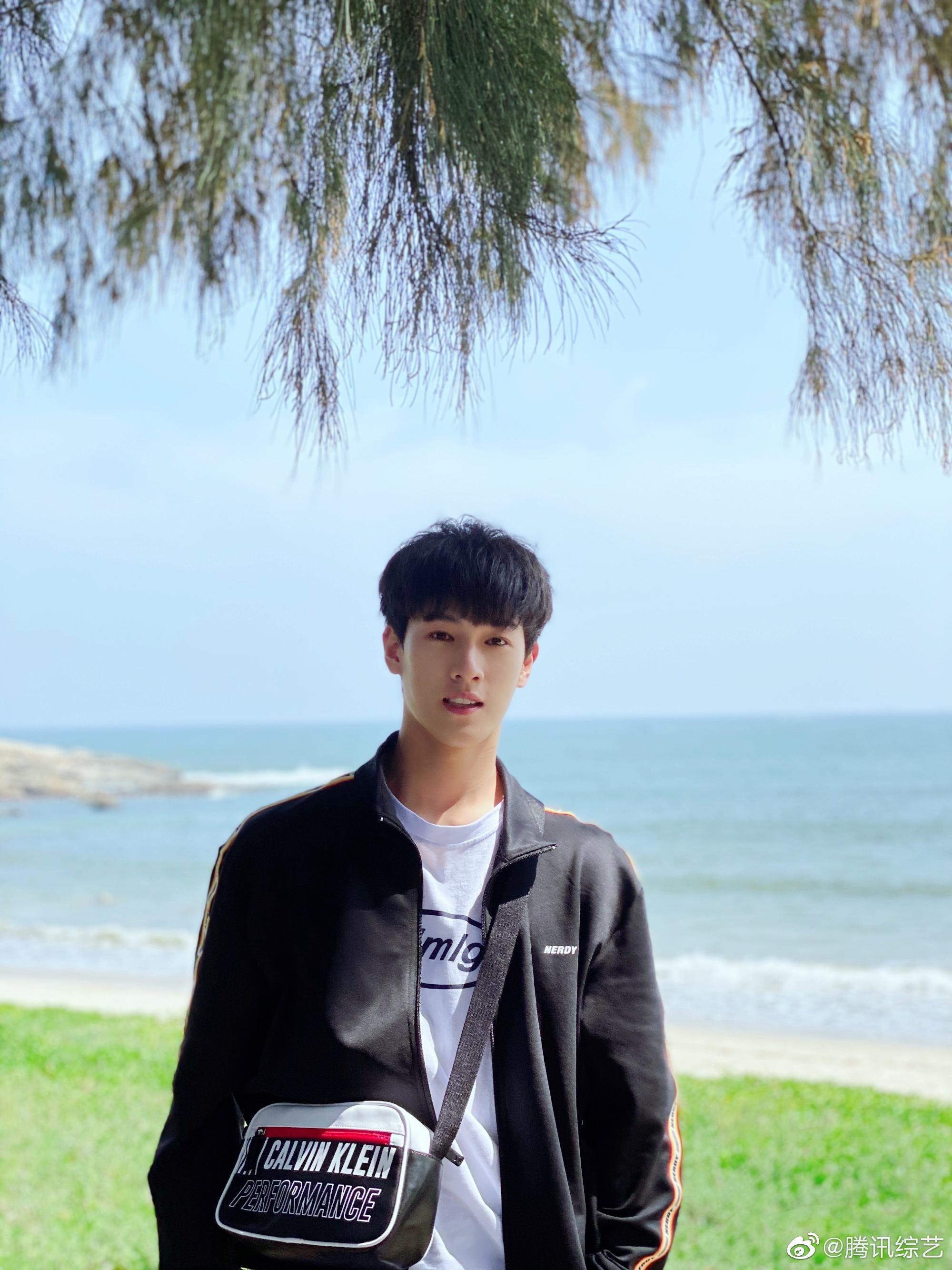 温柔的低沉嗓音忍不住让人细细聆听