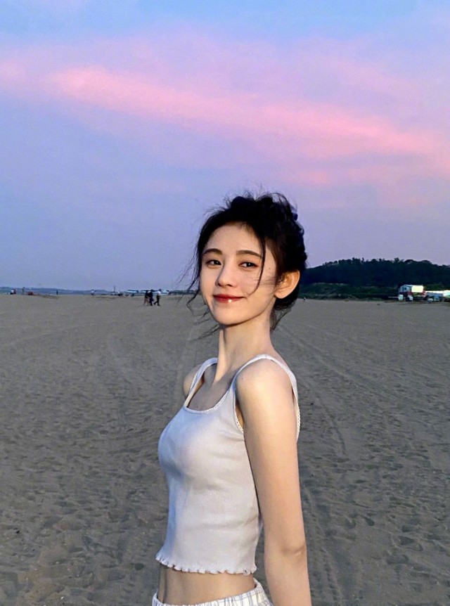 鞠婧祎晒海边清凉照,锁骨小蛮腰尽收眼底,终于相信她只有76斤了