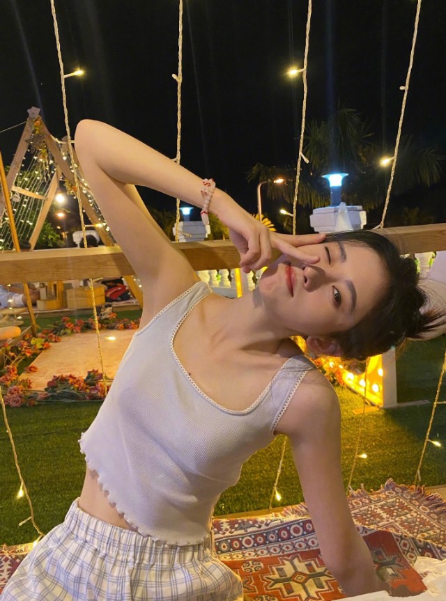 鞠婧祎晒海边清凉照,锁骨小蛮腰尽收眼底,终于相信她只有76斤了
