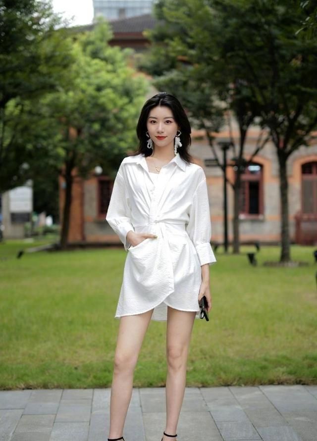 美女一身黄色的长裙显得大气典雅迷人的笑容更是富有感染力