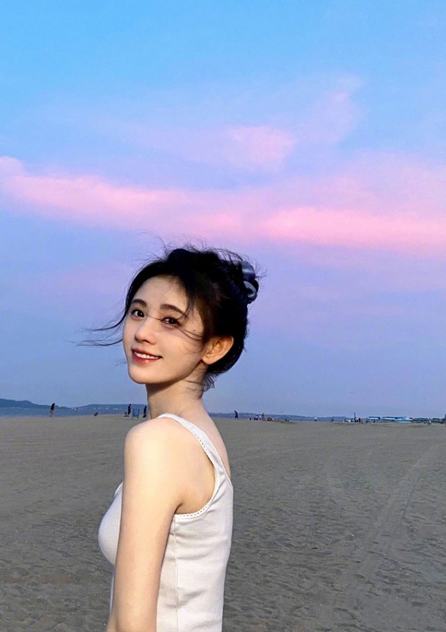 鞠婧祎晒海边清凉照,锁骨小蛮腰尽收眼底,终于相信她只有76斤了