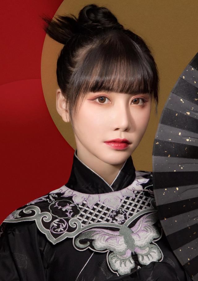 只认识mayumi?狐狸酱cos阿狸新皮肤,身材不输腐团儿