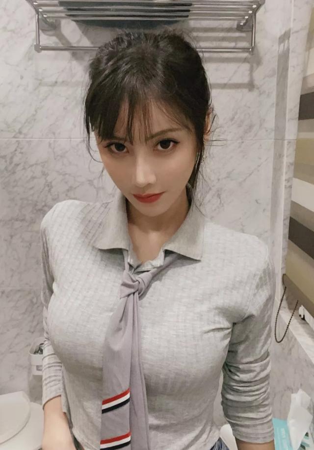 只认识mayumi?狐狸酱cos阿狸新皮肤,身材不输腐团儿