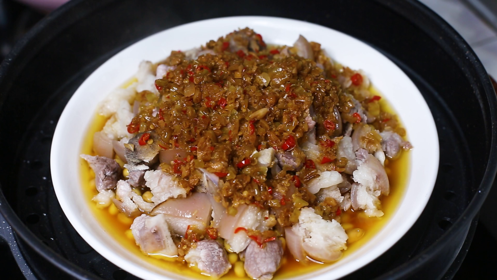 大厨教你做开胃又下饭的"黄豆蒸猪脚"猪蹄q弹,入口软烂,真香