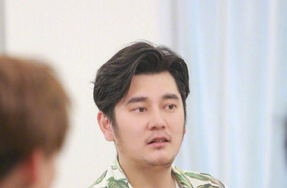 钱枫半夜约美女喝酒,啤酒肚双下巴发福严重,女子搀扶实在甜蜜