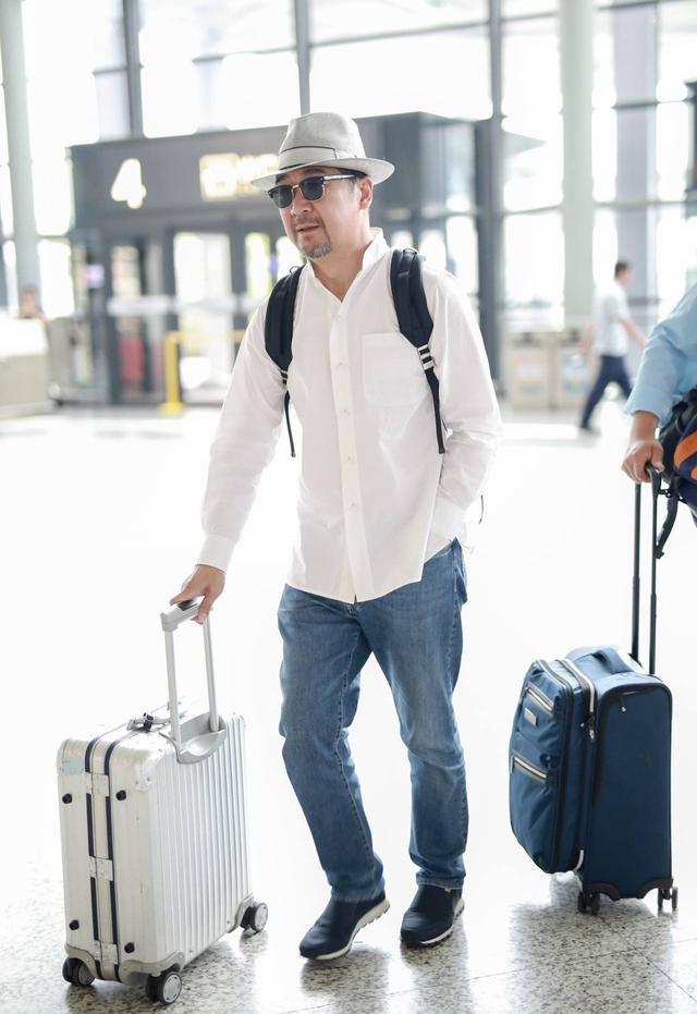 张国立捧场妻子久违同台!62岁邓婕穿娃娃衫身材发福,腿却很细