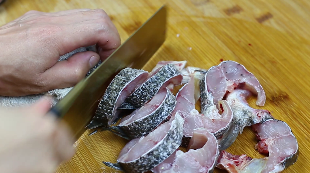 然后直接改刀切成圈,再切的时候,大家可以用抹布垫