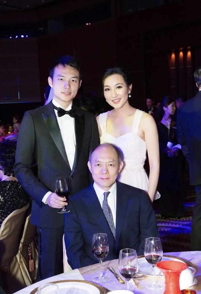 同为霍英东儿子,霍震霆婚姻破裂,霍震寰与陈琪琪苦恋10年