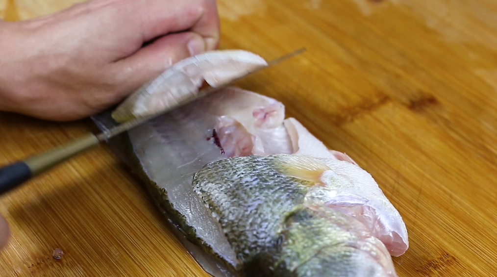终于找到了这才是清蒸鲈鱼的正宗做法步骤清晰详细太好吃了