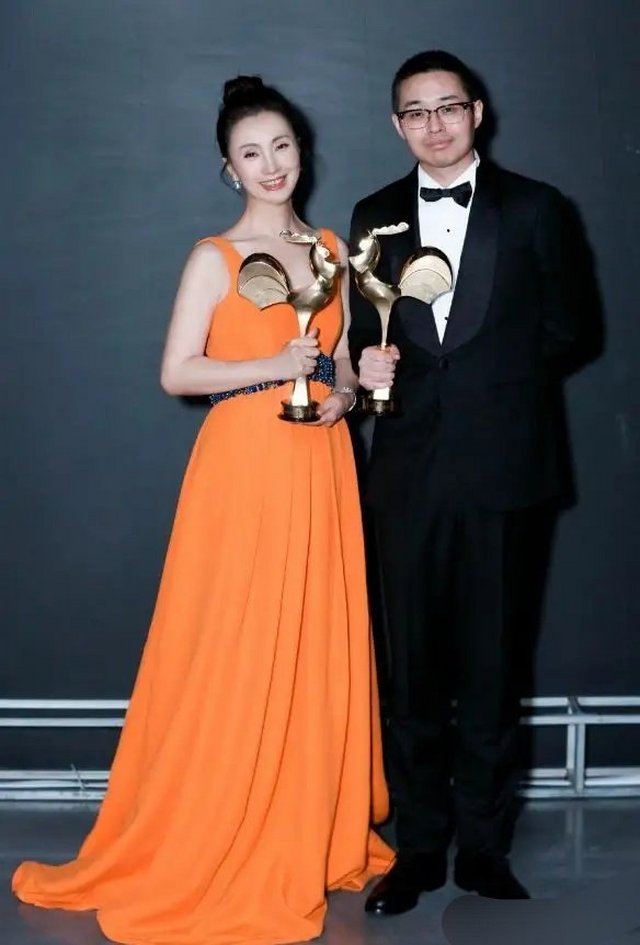 48岁陶虹遇上44岁赵薇,一个橘色,一个红色,网友:橘色更精致|陶虹|赵薇