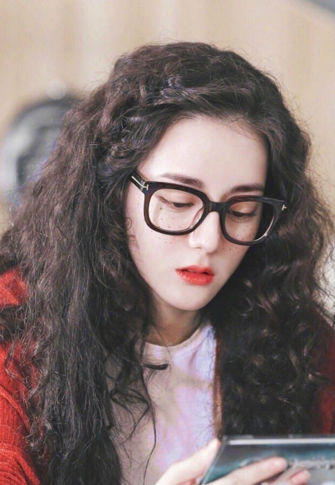 女星爆炸头郑爽复古angelababy美艳迪丽热巴却楚楚可怜