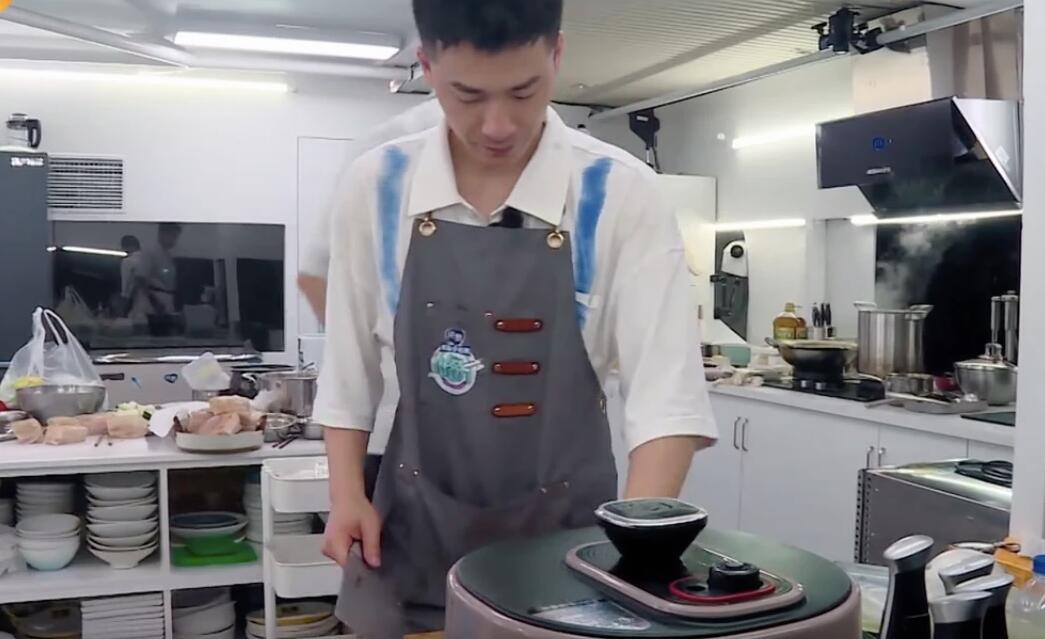 黄晓明赵丽颖镜头被削减,《中餐厅》不顾舆情,也要力捧自家新人