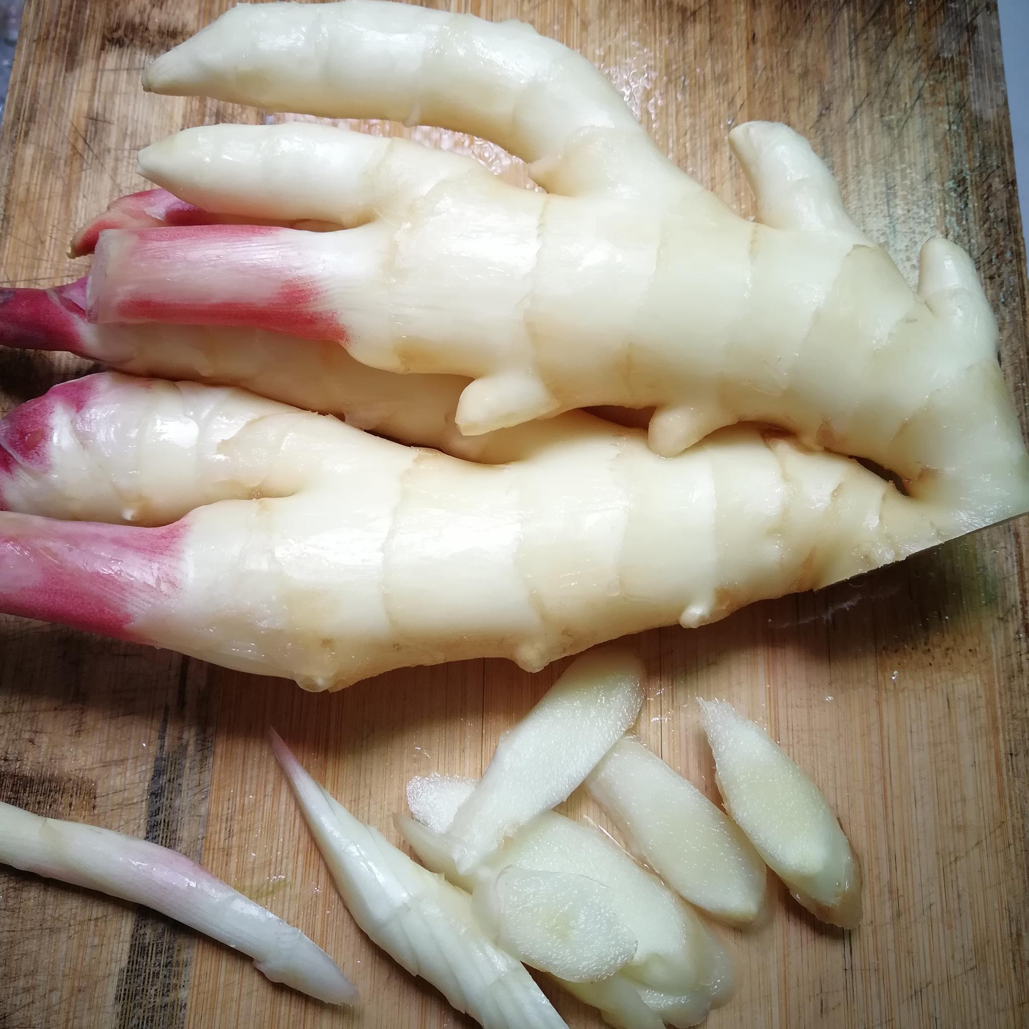 最好挑选那种带着红嫩芽的仔姜,这样的仔姜才够嫩哦