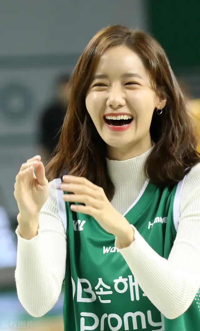 林允儿:笑容甜美