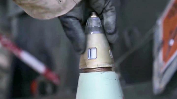 原来炮弹的引信是这样装上去的