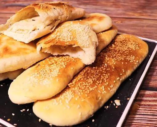 芝麻烧饼,是我吃过最香的饼,外皮酥脆,里面柔软,学会不用买