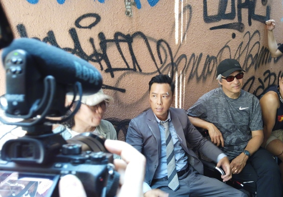 甄子丹晒多张旧照悼念陈木胜两人相识25年感情深厚