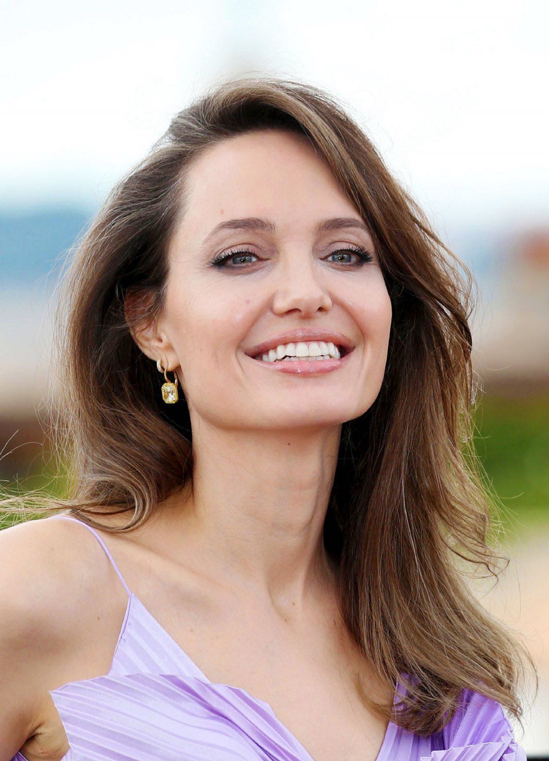 45岁的安吉丽娜好迷人!一身露肩黑裙显现凹凸身材,气质太绝了