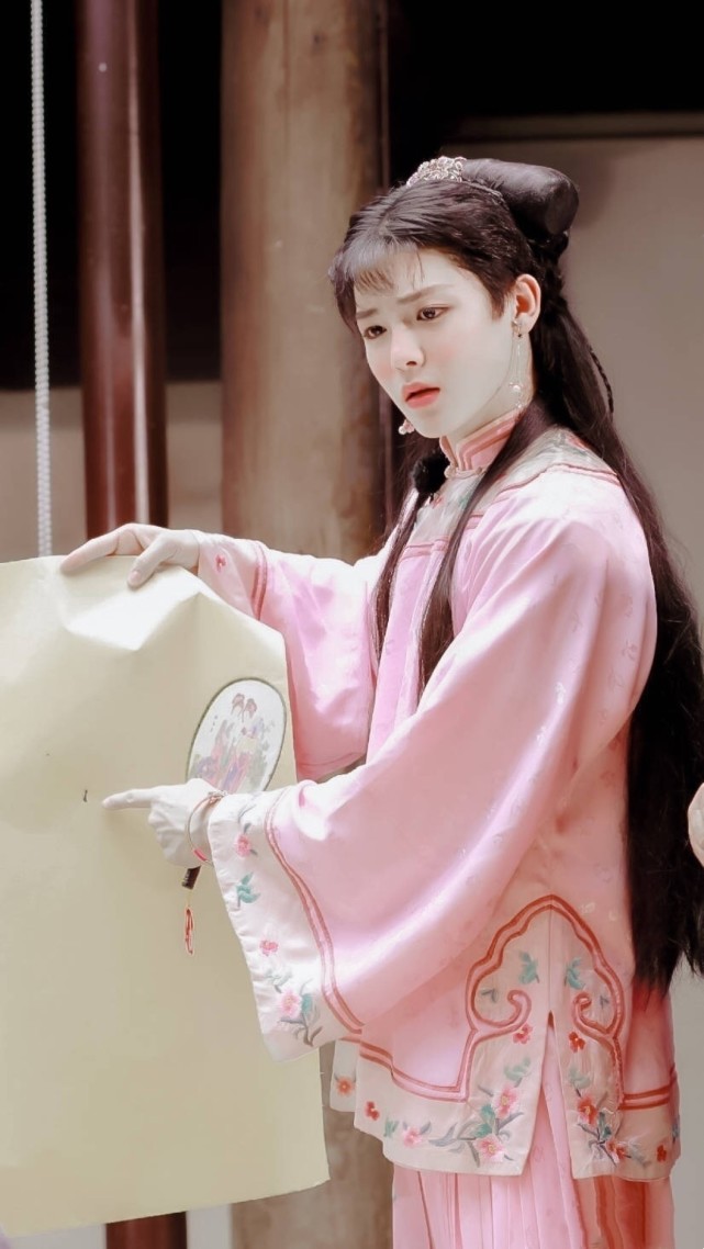 侯明昊男扮女装完全让人看不出,婉约灵动特别美,女生都自愧不如