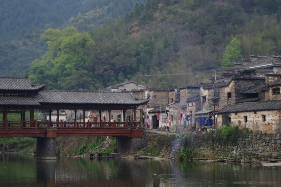 在江西景德镇市境内有座古镇,其地跨安徽,江西二省,处于祁门,休宁