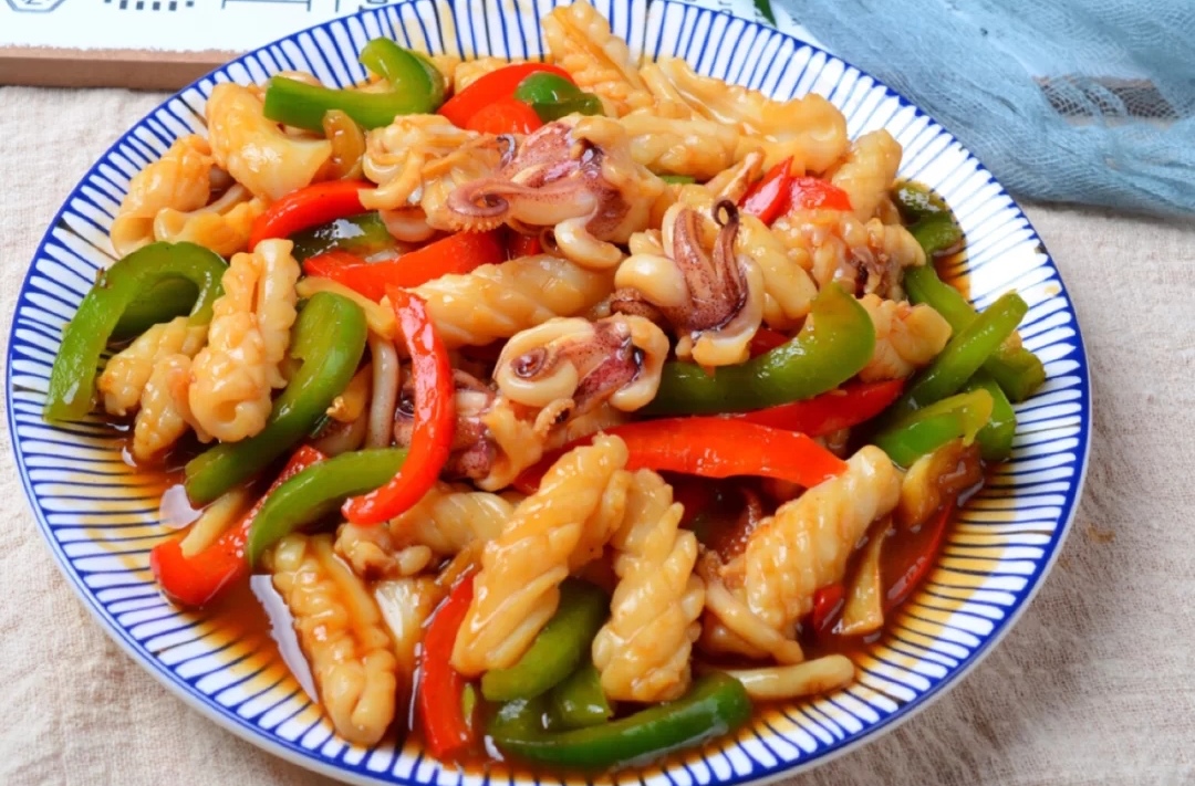 入口脆嫩鲜香的爆炒鱿鱼家常的做法家常的味道好吃又美味