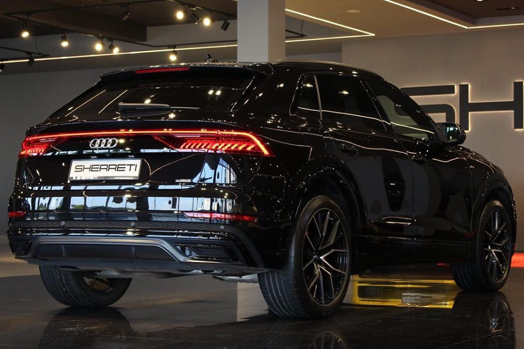 奥迪q8实车 黑色的风格