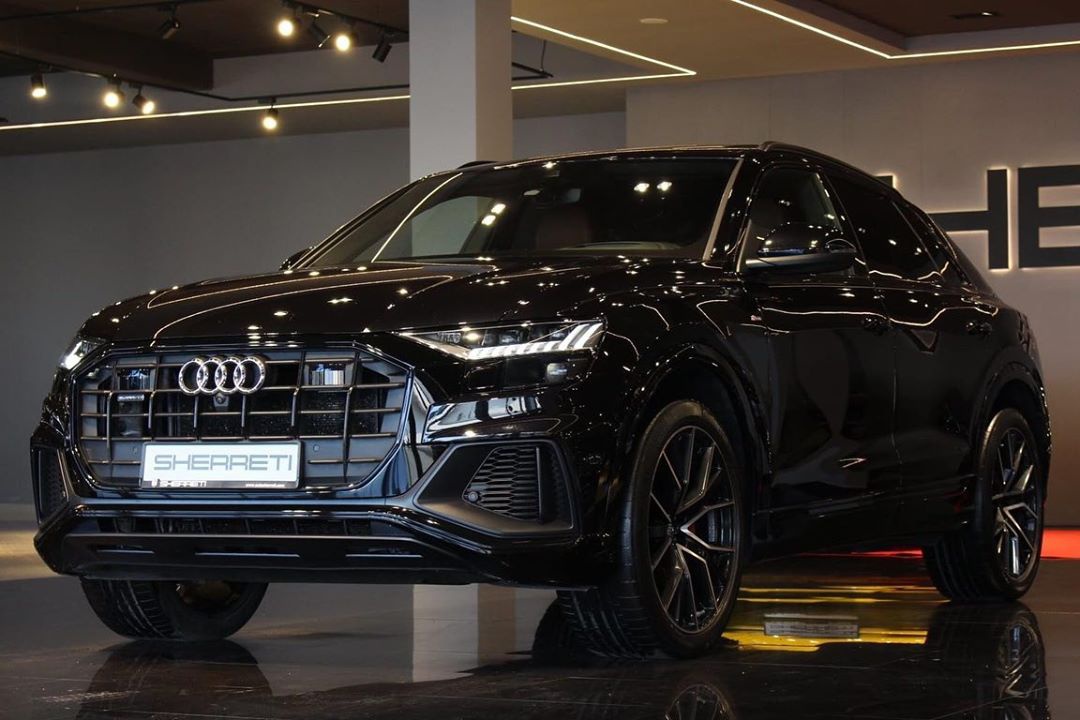 奥迪q8实车 黑色的风格