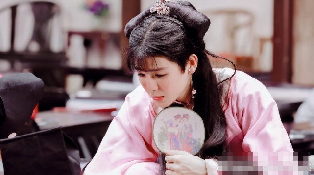 侯明昊男扮女装完全让人看不出,婉约灵动特别美,女生都自愧不如