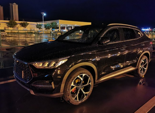 比亚迪宋plus现身黑色涂装更大方轴距2765mm配电子档杆