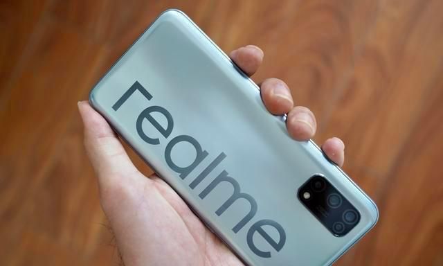 不要不认为这是对realme的"致敬",因为之前就连vivo和oppo都做过类