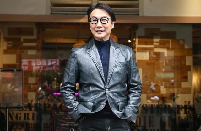 71岁刘松仁中风后康复成功，和米雪爬山后一起开心合影
