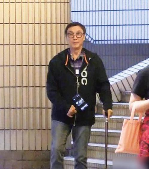 71岁刘松仁中风后康复成功，和米雪爬山后一起开心合影