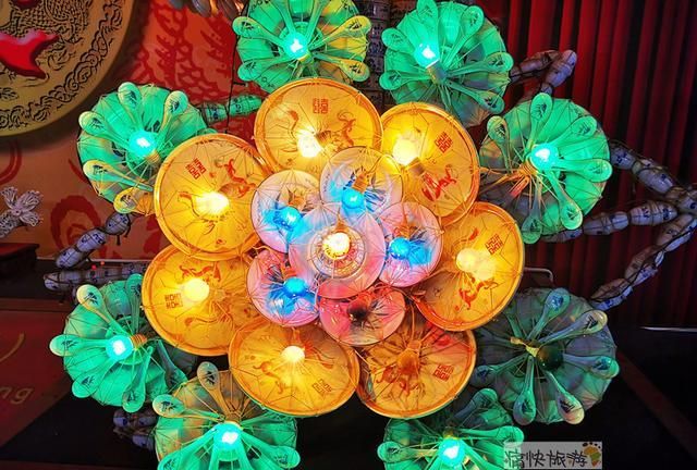 蚕茧作灯更是自贡灯会的首创废旧玻璃瓶灌注的彩色水精心捆扎而成,是