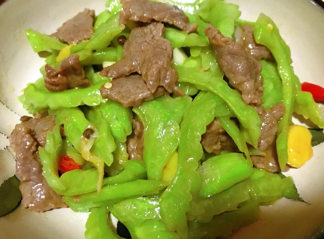 夏日里随手炒上一盘清炒苦瓜,清火又减脂,脆嫩入味,好吃又下饭