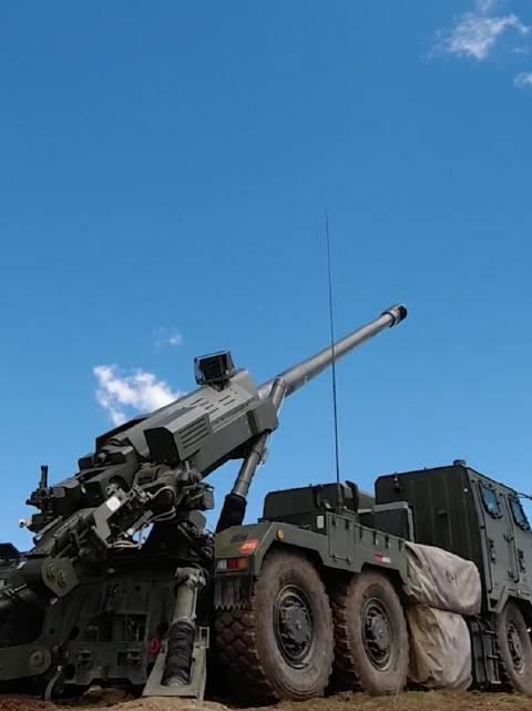 厉兵秣马……西藏军区装备的155mm车载加榴炮高原实弹射击