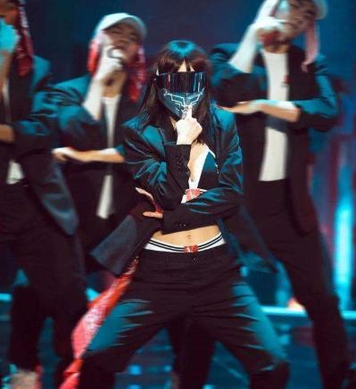 蒙面舞王孟美岐扭腰成亮点镜头特写她的腰我都不敢相信