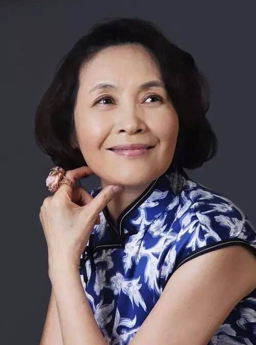 65岁宋晓英穿旗袍好高贵,配微卷发与年轻人合影,轻松美成焦点